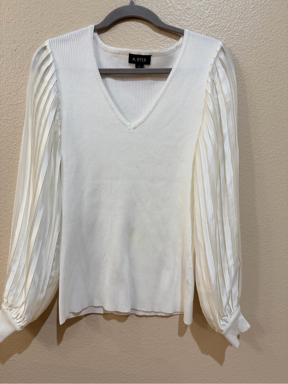 A. Byer Cream V-Neck Top with Pleated Satin Sleeves size L